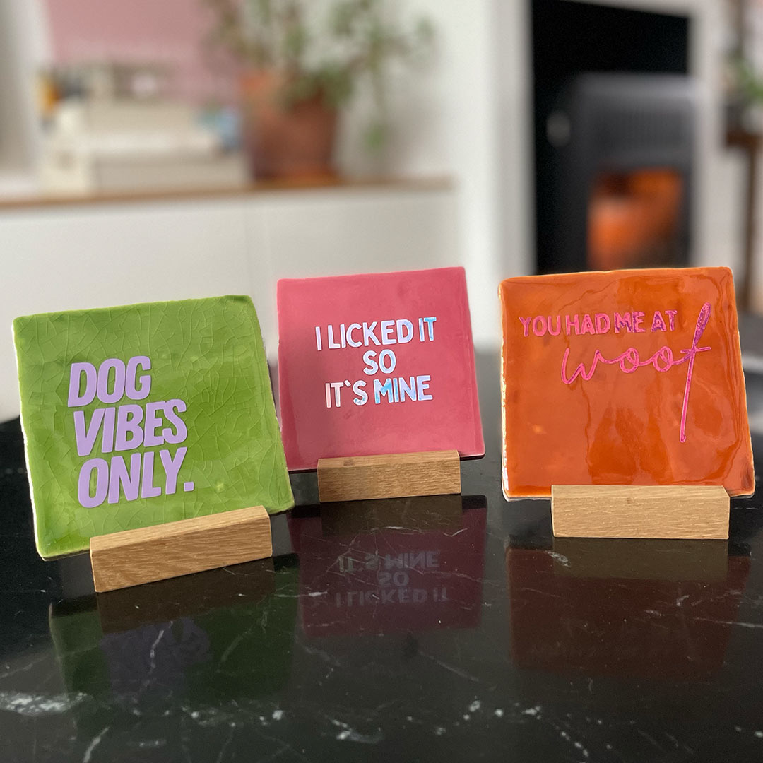 Neusje van Geusje - Quote Tegel - DOG VIBES ONLY.
