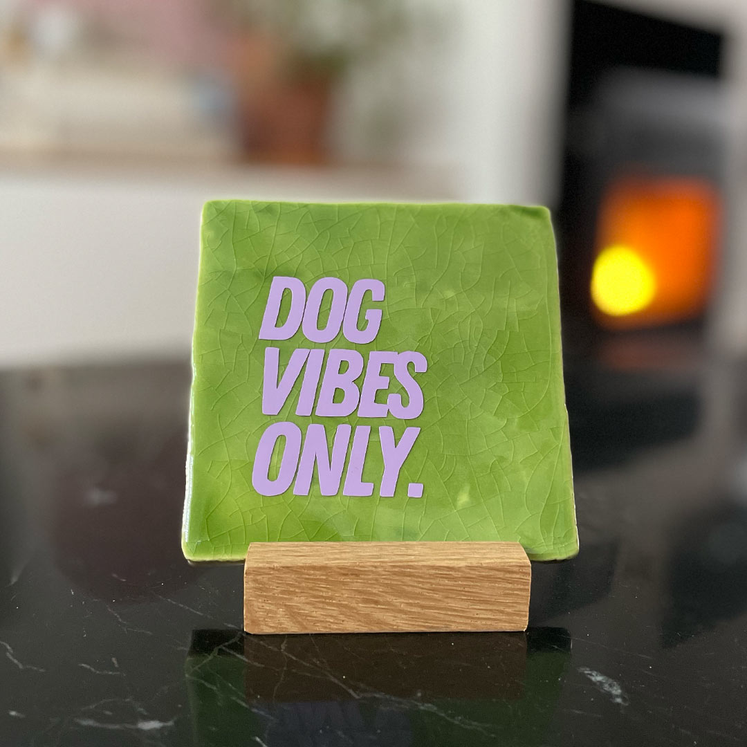 Neusje van Geusje - Quote Tegel - DOG VIBES ONLY.