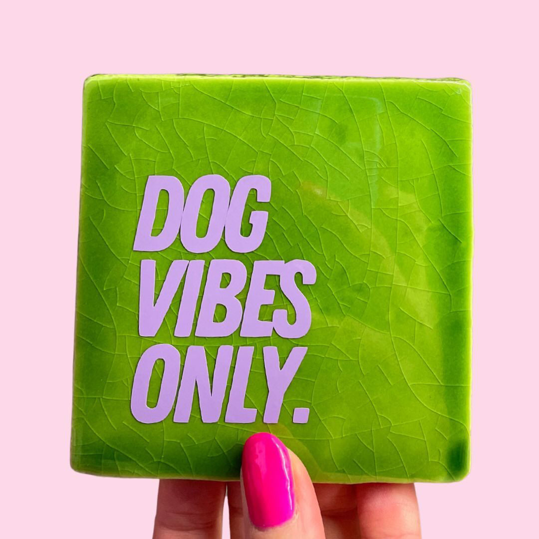 Neusje van Geusje - Quote Tegel - DOG VIBES ONLY.