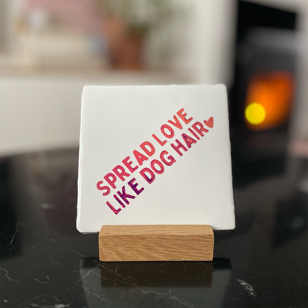 Neusje van Geusje - Quote Tegel - Spread love like dog hair