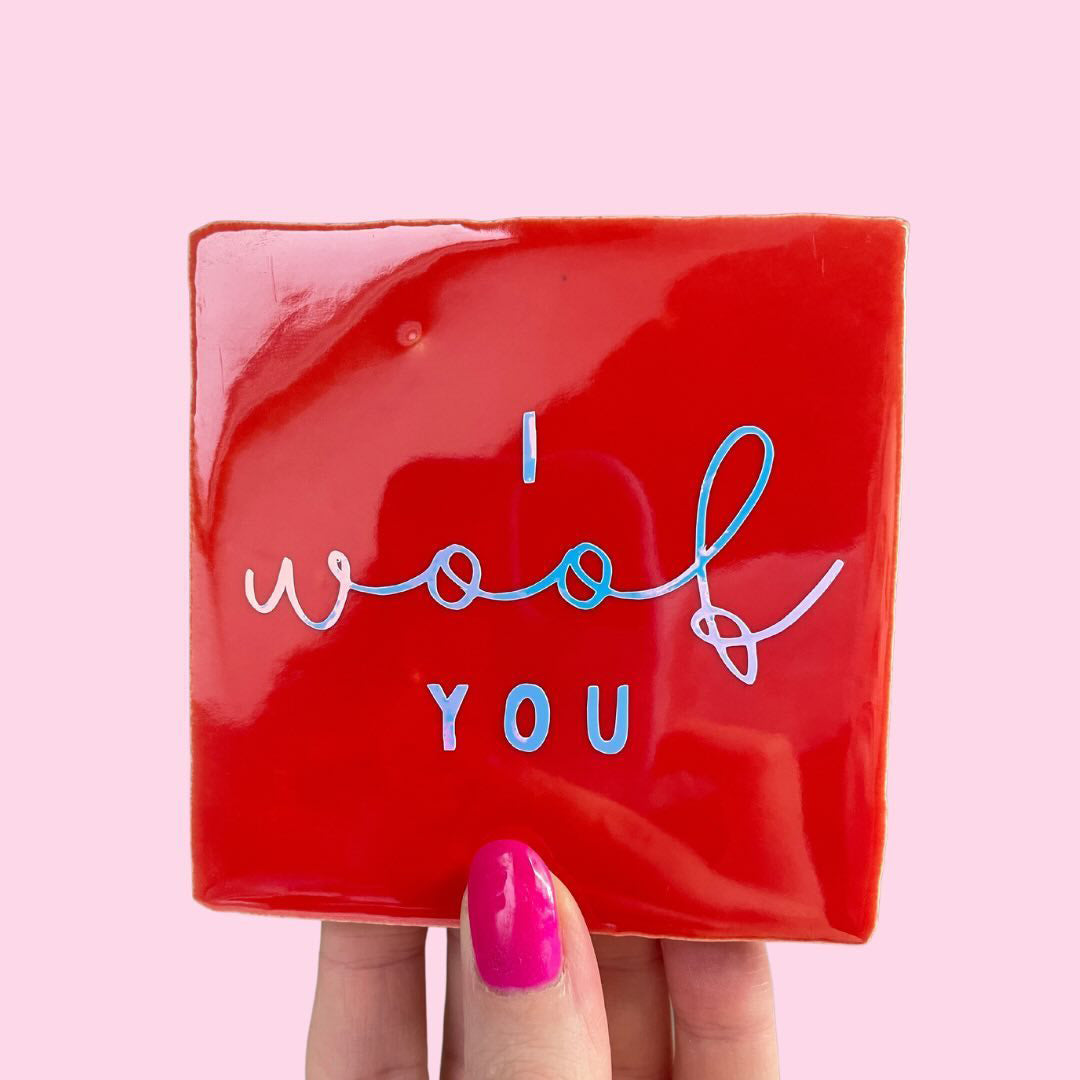 Neusje van Geusje - Quote Tegel - I Woof You