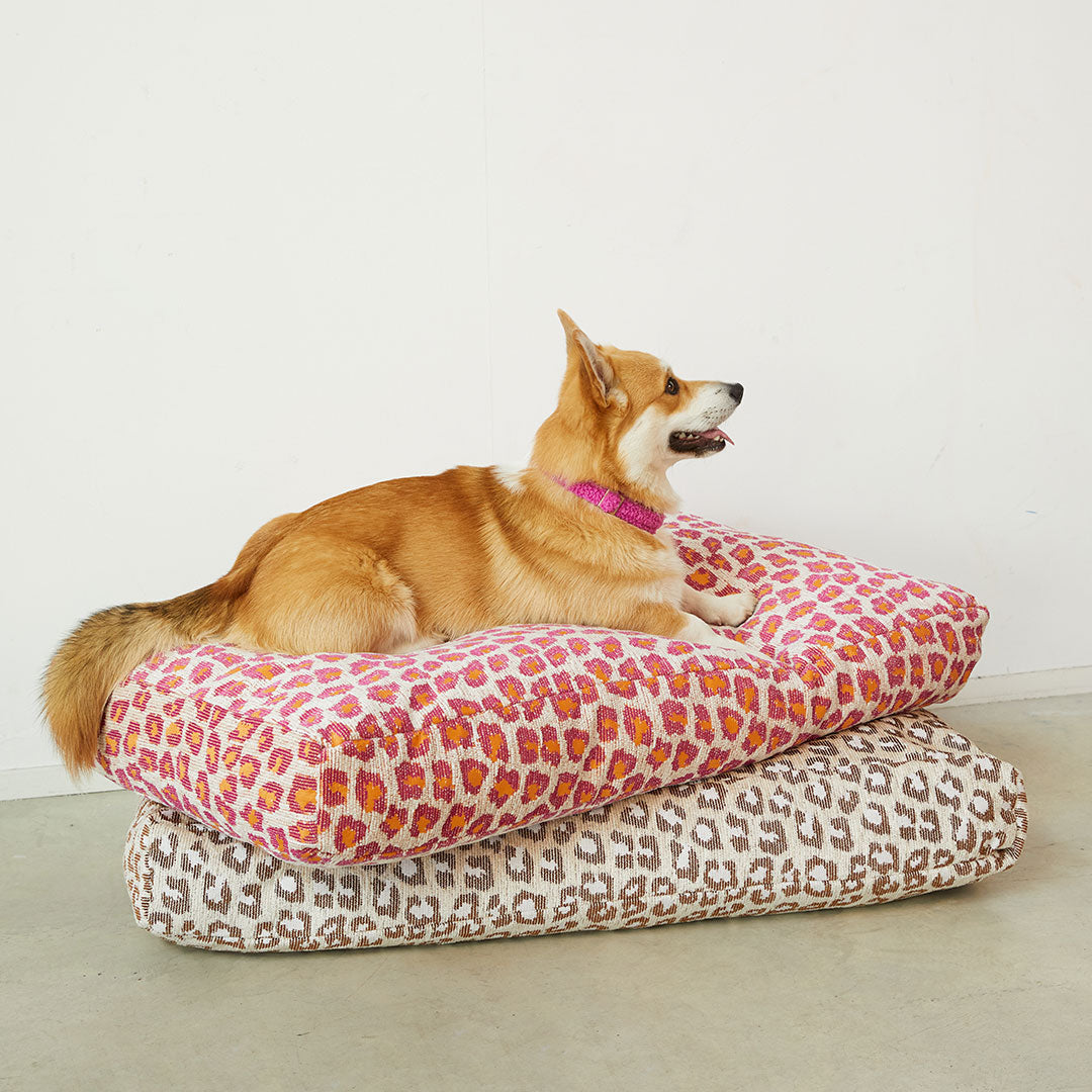 DOGGUO - Leopard dog bed - beige / raspberry / orange