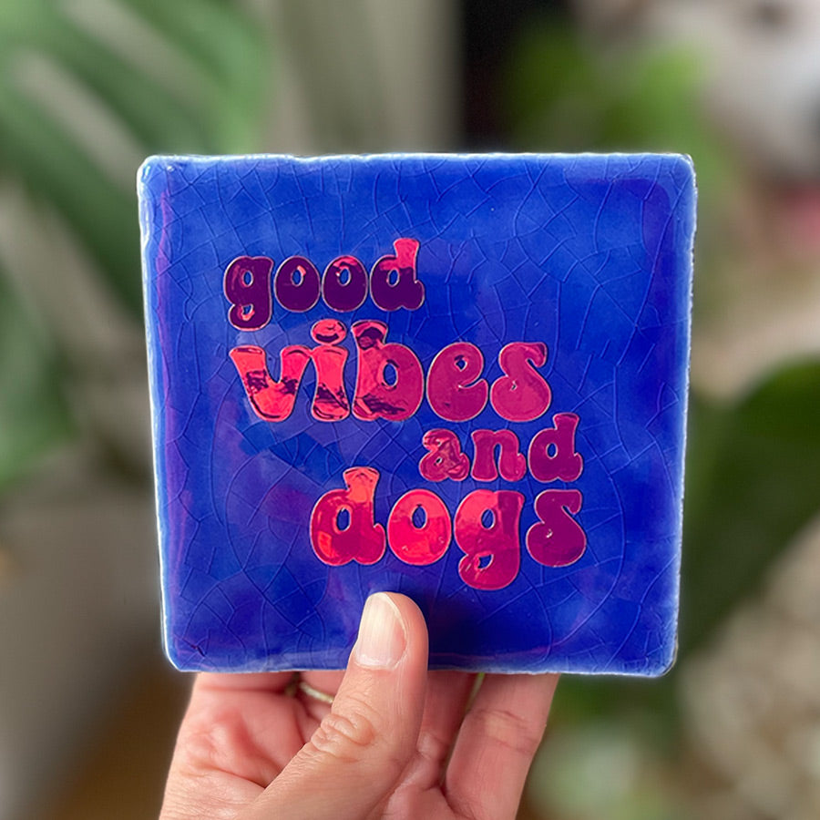 Quote Tegel - Good vibes and dogs - 10 x 10 cm