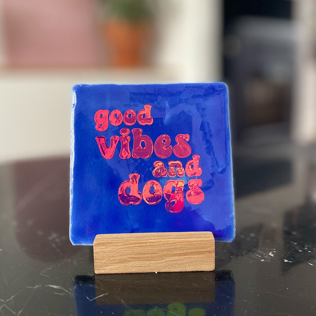 Quote Tegel - Good vibes and dogs - 10 x 10 cm