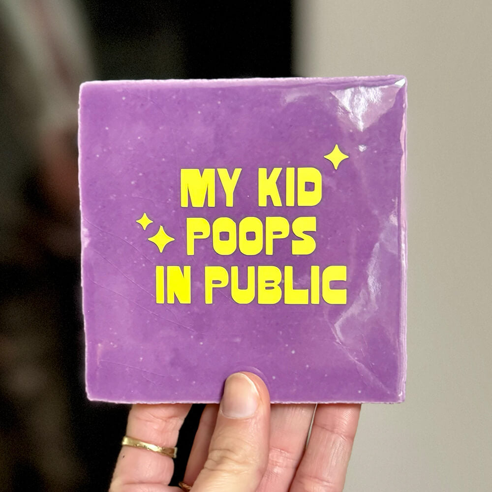 Neusje van Geusje - Quote Tegel - My kid poops in public - 10 x 10 cm