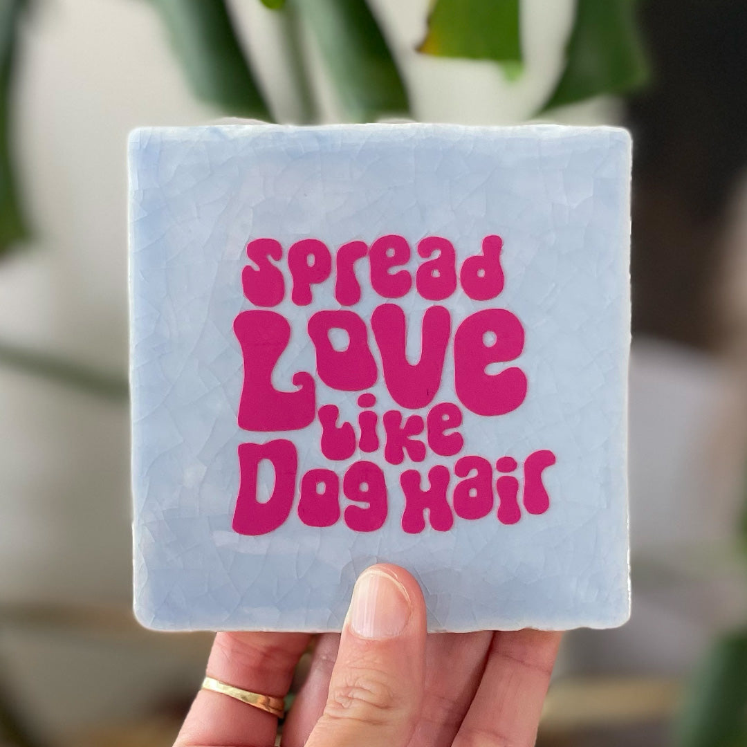 Neusje van Geusje - Quote Tegel - Spread love like Dog hair