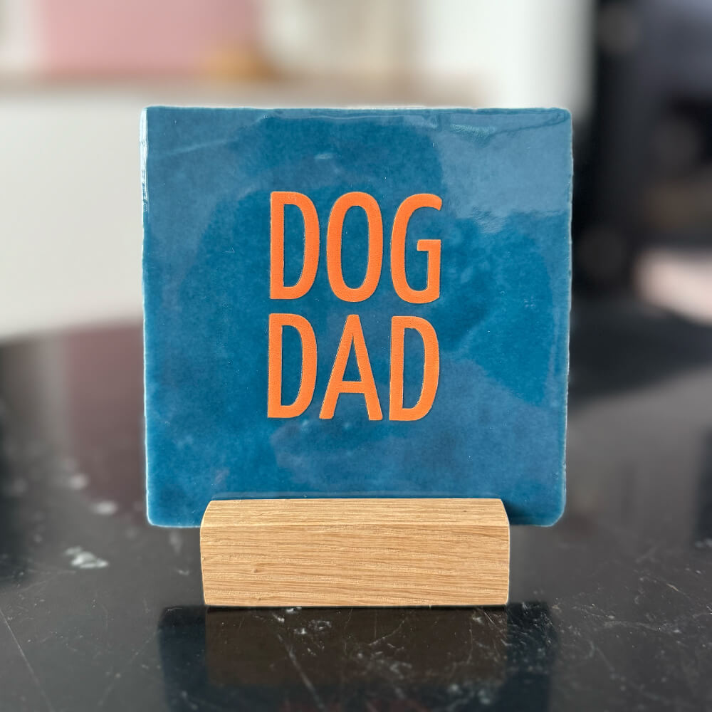 Neusje van Geusje - Quote Tegel - DOG DAD - 10x10 cm