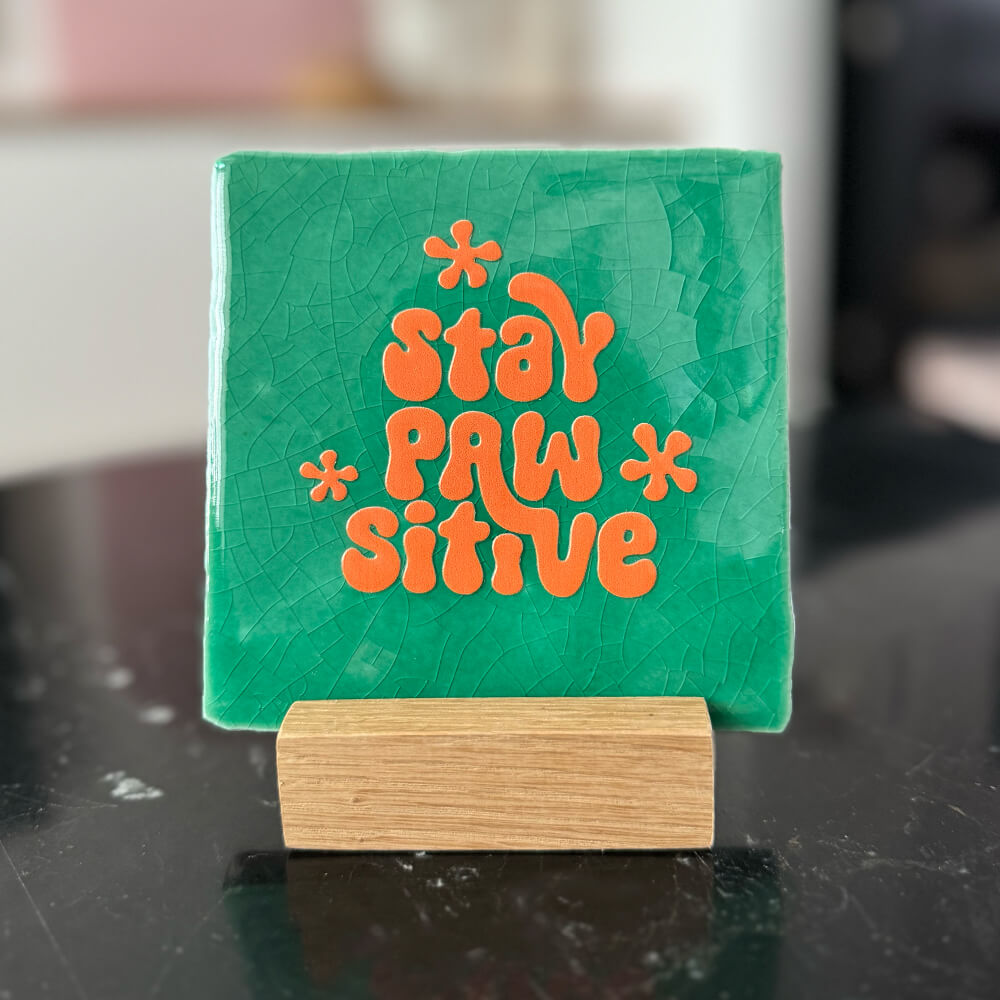 Neusje van Geusje - Quote Tegel - Stay Pawsitive - 10x10 cm