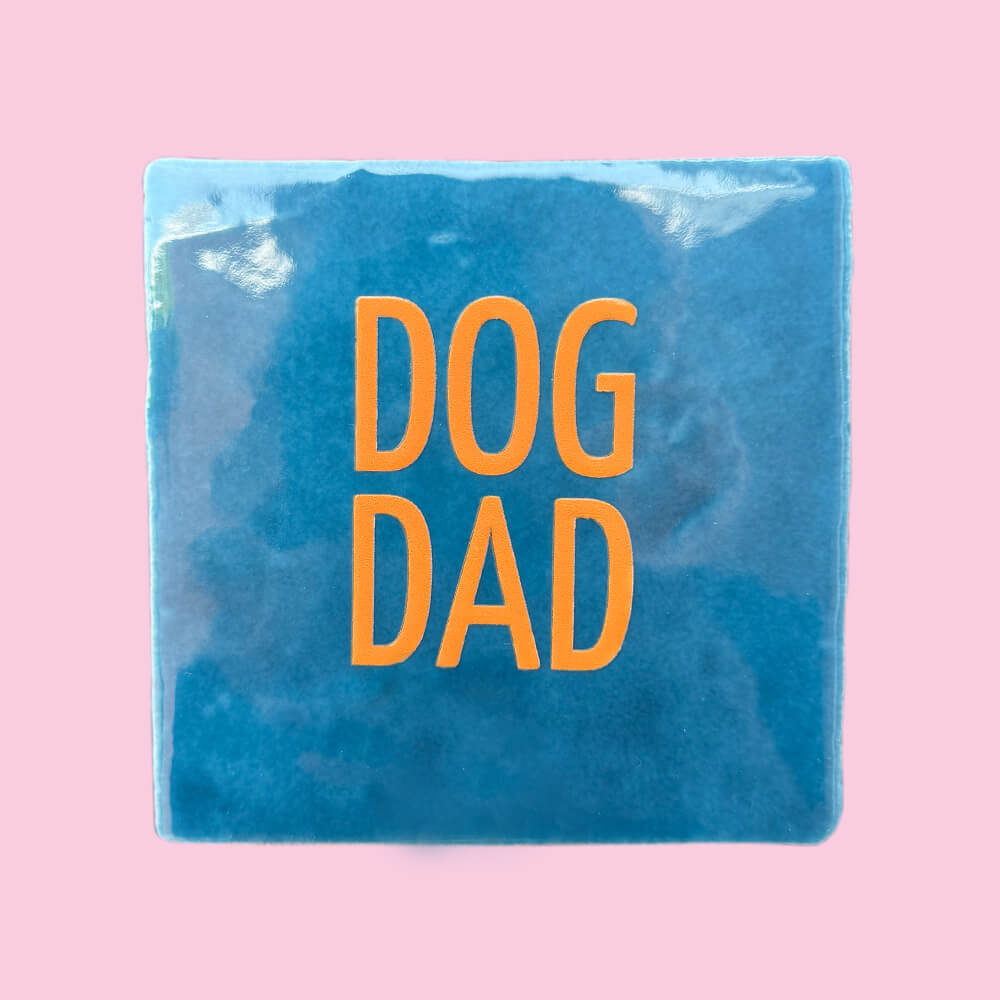 Neusje van Geusje - Quote Tegel - DOG DAD - 10x10 cm